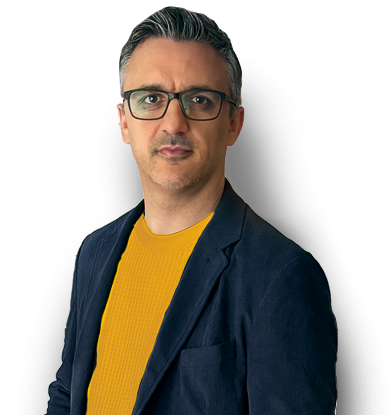 denis muric mit einem laptop